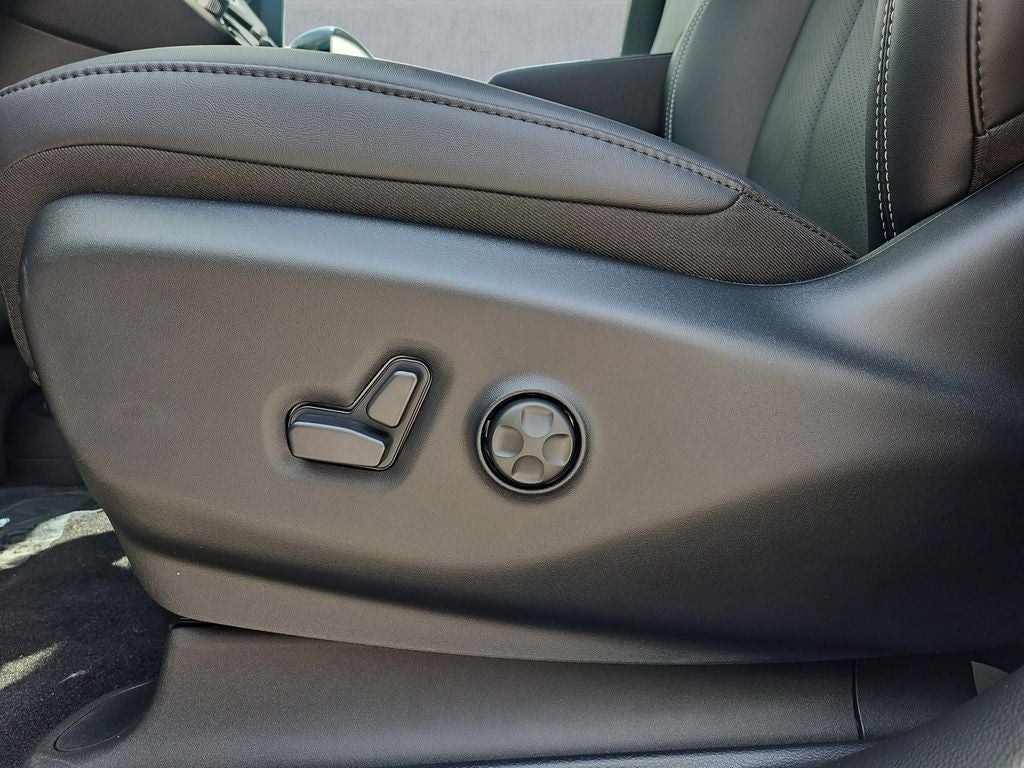 2025 Chrysler Voyager VOYAGER LX