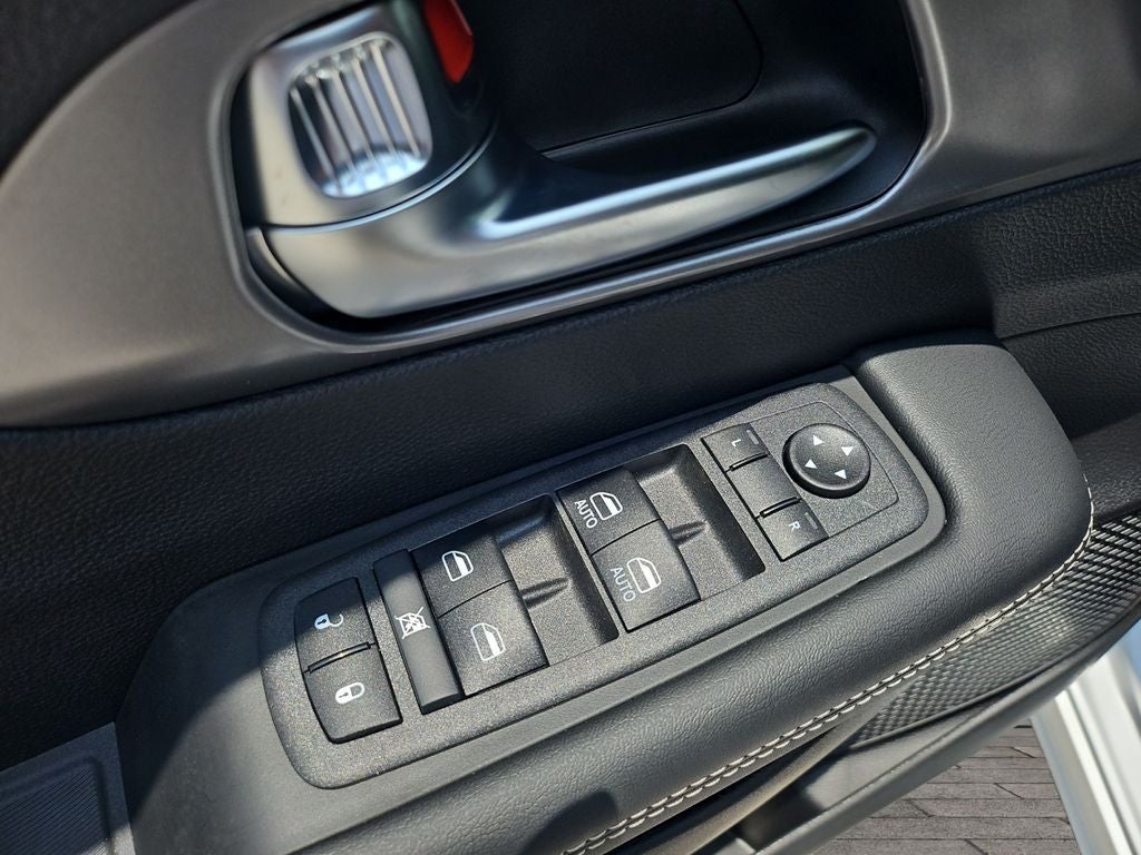 2025 Chrysler Voyager VOYAGER LX